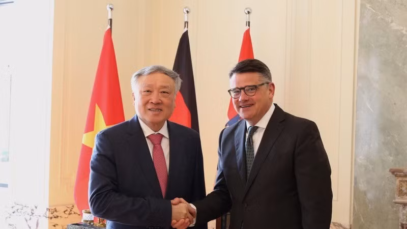 Deputy PM Truong Hoa Binh and MMinister-President of Germany’s State of Hessen Boris Rhein. (Photo: MOFA)