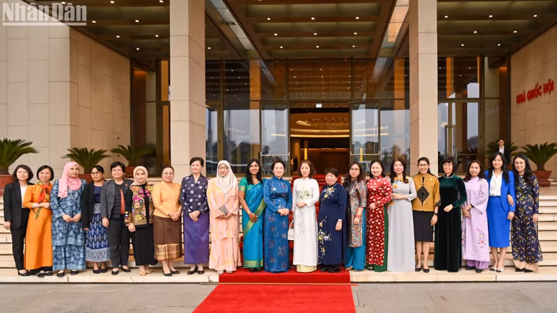 Nguyen Thi Thanh Nga, spouse of National Assembly Chairman Tran Thanh Man, and members of the ASEAN Women’s Circle of Hanoi (Photo: Duy Linh)