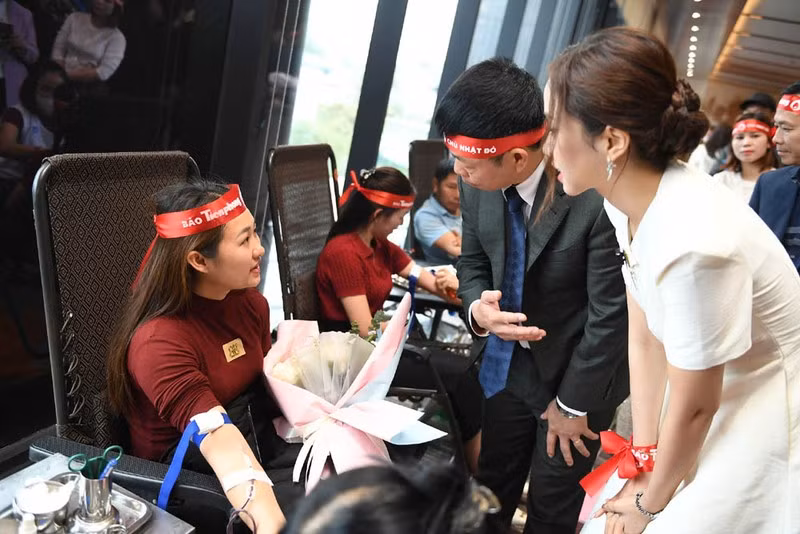 Volunteers donate blood at the event in Phu Tho Province.