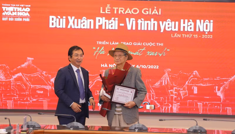 Film director Tran Van Thuy (right) receives the Bui Xuan Phai Grand Prize. (Photo: VNA)