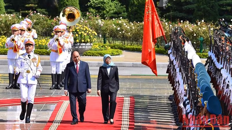 President Nguyen Xuan Phuc and his Singaporean counterpart review a guard of honour.
