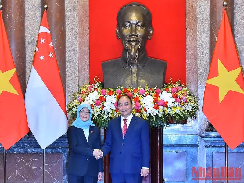 President Nguyen Xuan Phuc and his Singaporean counterpart Halimah Yacob at the welcome ceremony.