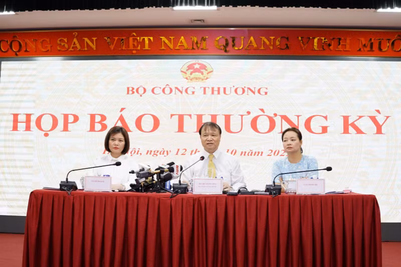 At the press conference (Photo: VNA)