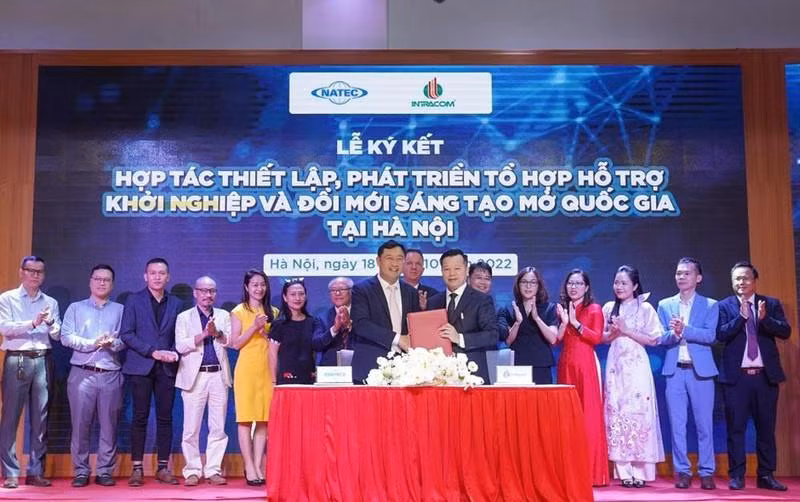 The signing ceremony between the National Agency for Technology Entrepreneurship and Commercialisation Development and Intracom Group.