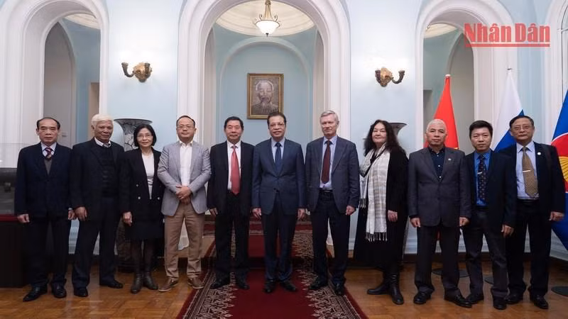 Ambassador Dang Minh Khoi (centre) and the visiting delegation pose for a photo at the Vietnamese Embassy in Russia. (Photo: VNA)