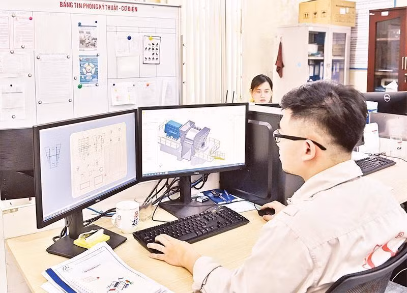 Applying infformation technology to design industrial fans at Tomeco An Khang. (Photo: Dang Duy)