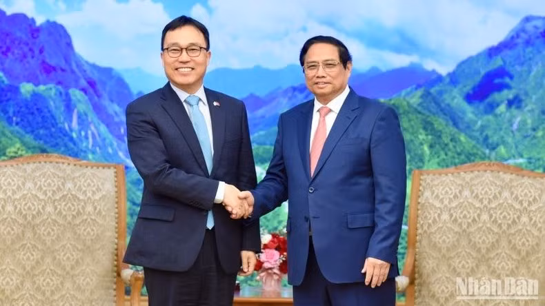 PM Pham Minh Chinh and RoK Ambassador Choi Young Sam. (Photo: NDO/Tran Hai)