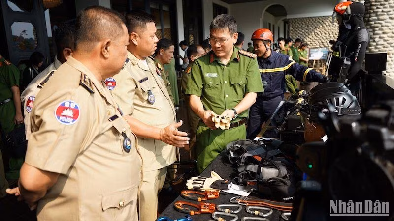 Delegates visit an exhibition of Vietnam's firefighting equipment.