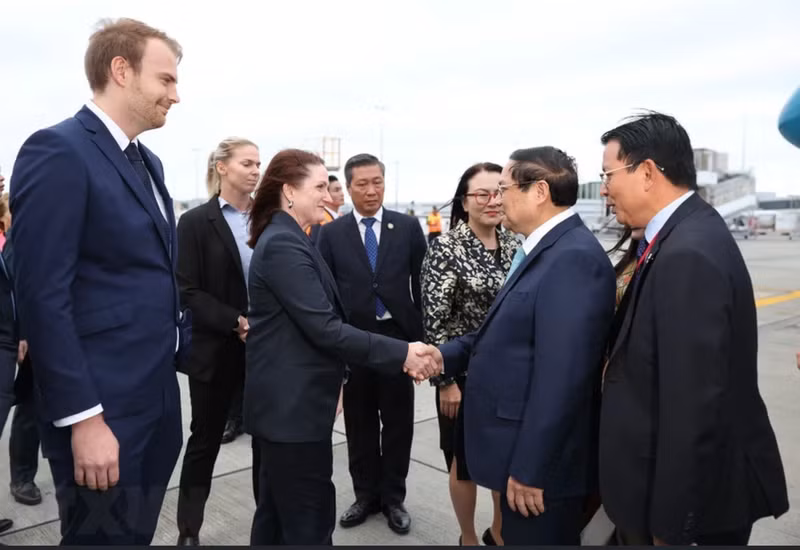 New Zealand officials welcome Prime Minister Pham Minh Chinh and his spouse at Auckland Airport.
