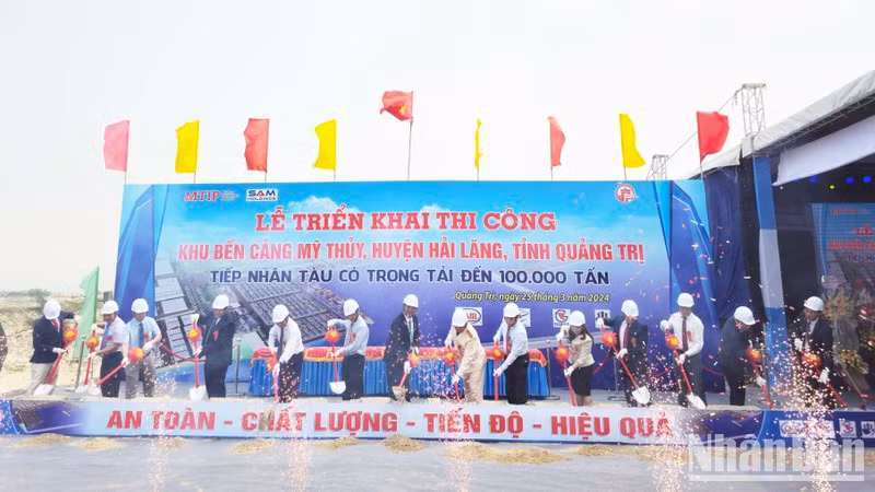 The ceremony to kick off construction of My Thuy Port. (Photo: NDO)