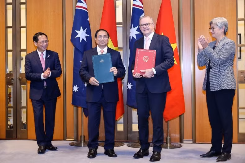 Prime Minister Pham Minh Chinh and his Australian counterpart Anthony Albanese exchange the joint statement on the elevation of Vietnam-Australia relations to a comprehensive strategic partnership. (Photo: VNA)