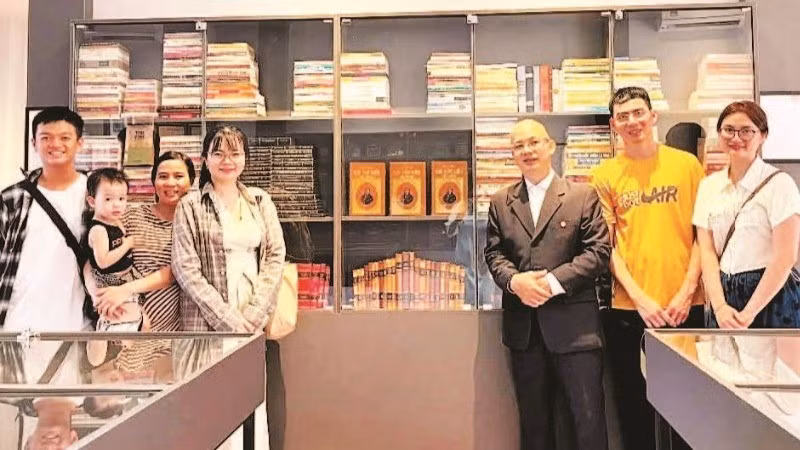 Tran Huu Tai (in black suit) expresses his hope that the collection will help people have a better understanding of the Tale of Kieu.