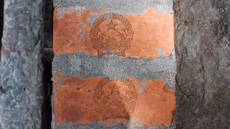 The sacred national emblem is imprinted on the red brick walls. The sacred national emblem is imprinted on the red brick walls.