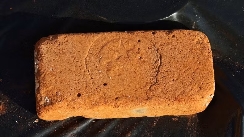 The bricks in Truong Sa bear the national emblem and have very special designs and materials. The bricks in Truong Sa bear the national emblem and have very special designs and materials.