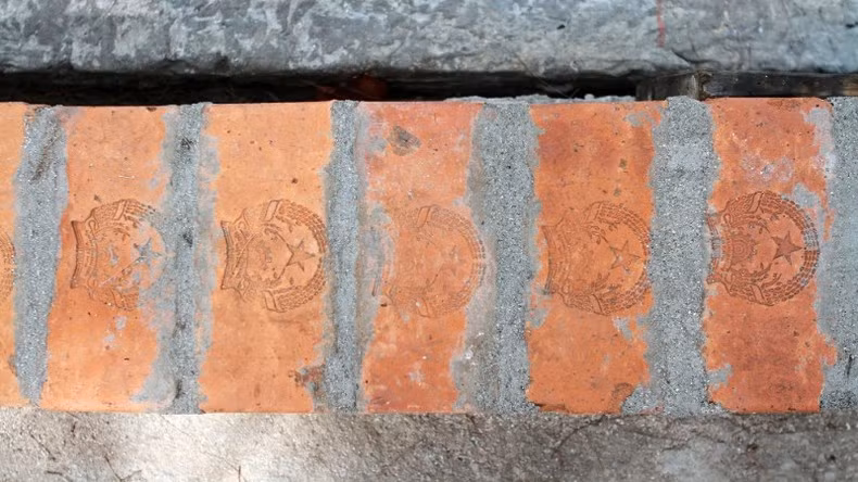 During construction, the national emblem on the bricks is always preserved. During construction, the national emblem on the bricks is always preserved.