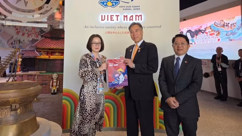 Nagano Governor Abe Shuichi and Vietnames Consul General in Osaka Ngo Trinh Ha visit the Viet Nam Pavillion. 