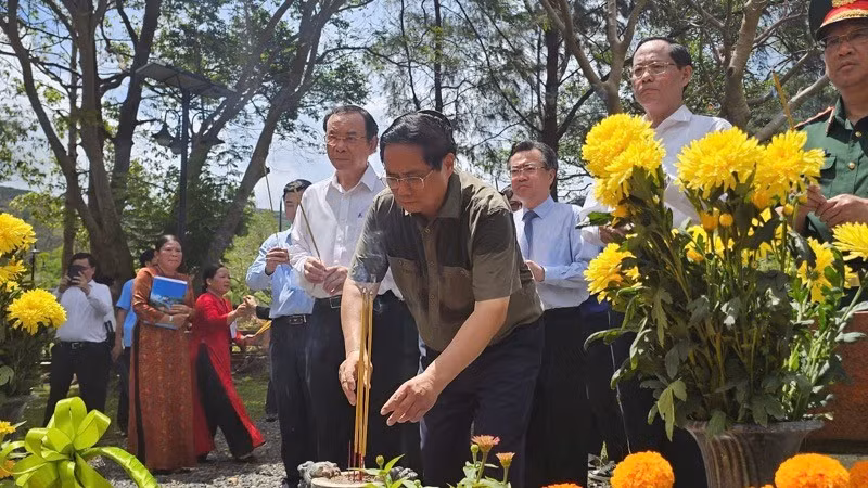 PM Pham Minh Chinh offers incense at the tomb of General Secretary Le Hong Phong at Hang Duong Cemetery. (Photo: Vu Tan)