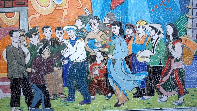 The ceramic murals highlight the military and civilian bond. The ceramic murals highlight the military and civilian bond.