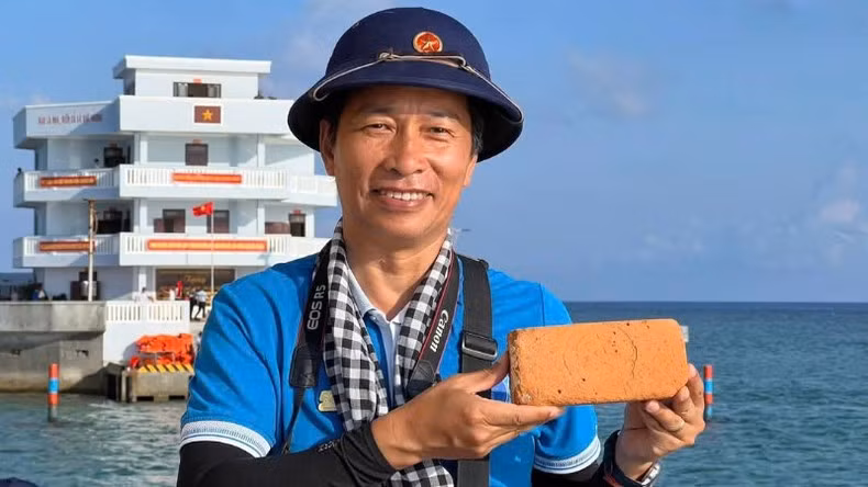 A visitor holds a brick for construction of structures in Truong Sa. A visitor holds a brick for construction of structures in Truong Sa.