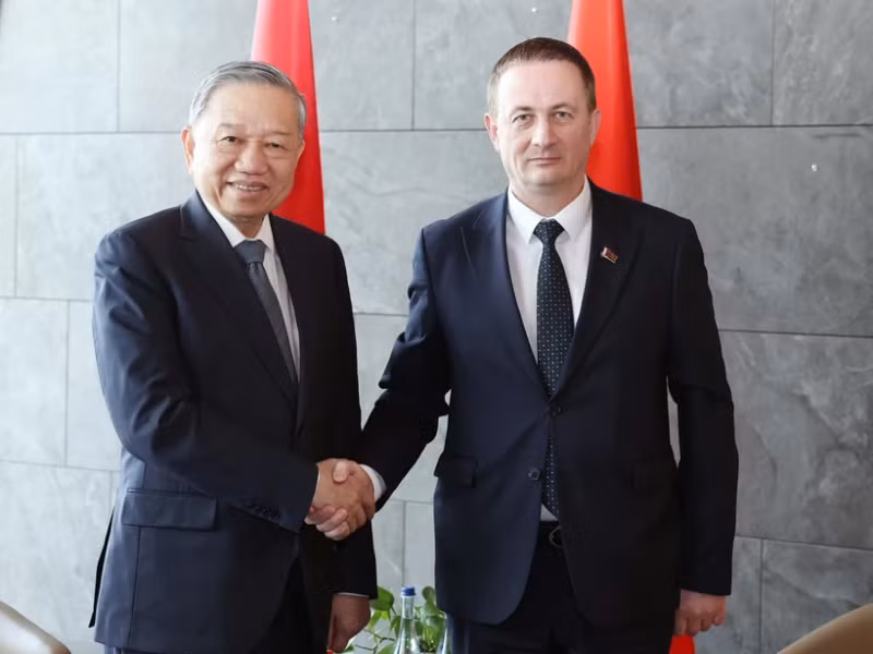 General Secretary To Lam and Belarusian Prime Minister Aleksandr Turchin. (Photo: VNA) 