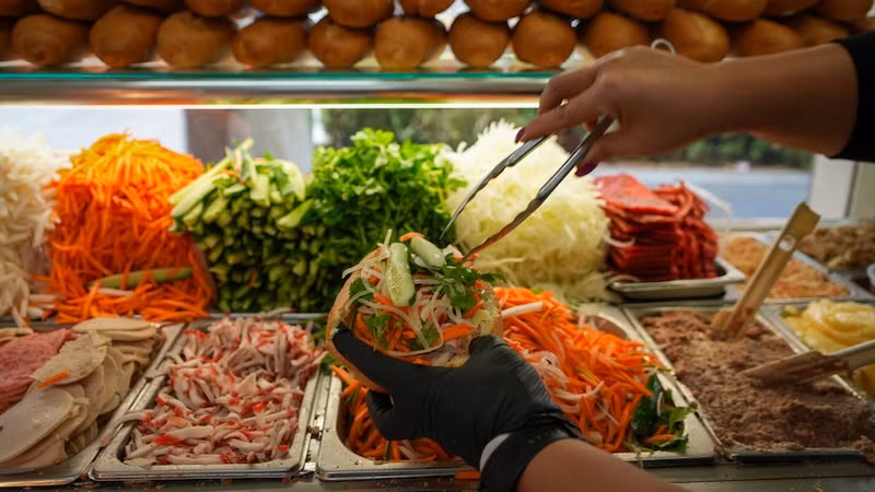 Australians have become obsessed with Vietnamese banh mi as an affordable lunch option that can be enjoyed on the go. (ABC Radio National: Isabella Michie)
