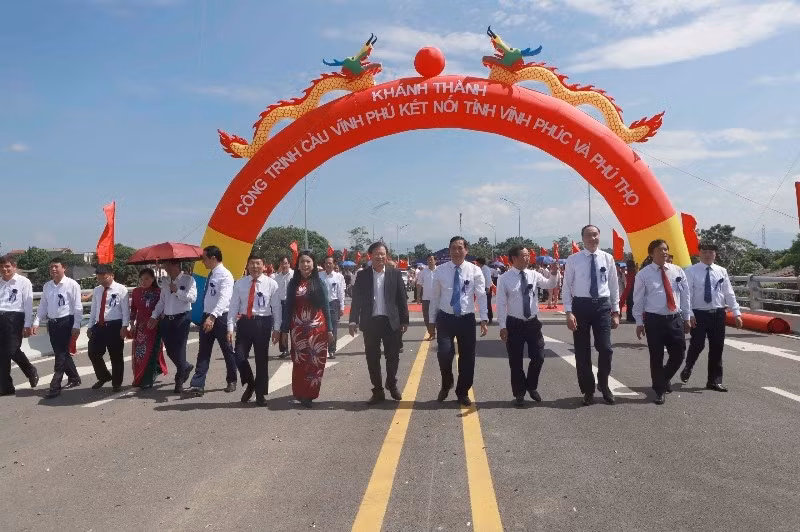 Leaders of Vinh Phuc and Phu Tho Provinces visit the new bridge.
