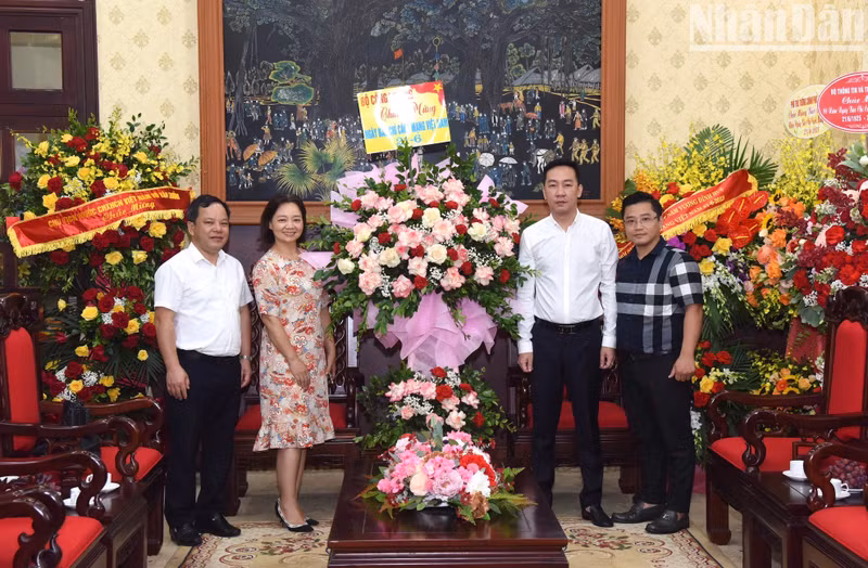 A delegation of the Ministry of Industry and Trade extended congratulations to Nhan Dan Newspaper.