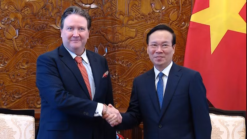 President Vo Van Thuong (R) hosts US Ambassador to Vietnam Marc E. Knapper in Hanoi on June 5 (Photo: Hong Quan)