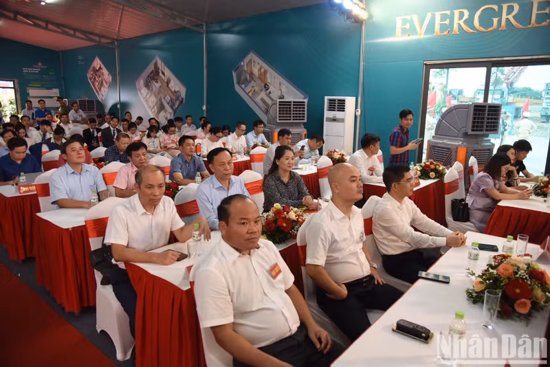 Delegates at the ground-breaking ceremony.