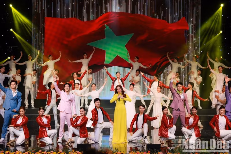 The National Press Awards ceremony opens with an excellent art performance.
