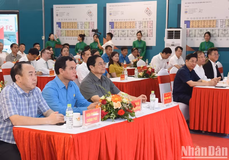 PM Pham Minh Chinh and delegates attend the ground-breaking ceremony.
