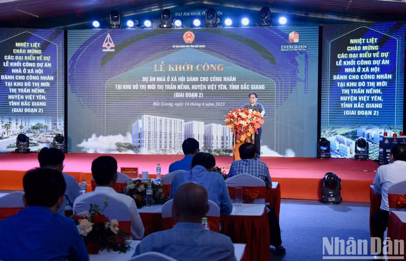 Overview of the ground-breaking ceremony.