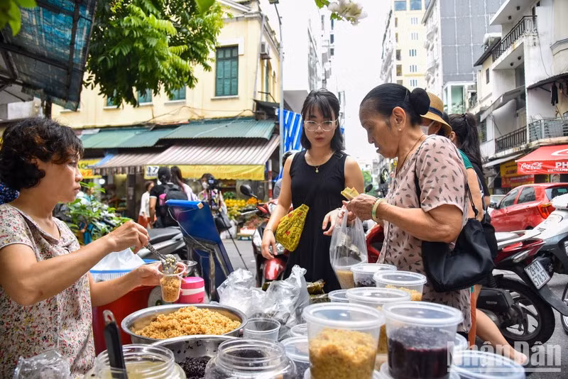 Fermented glutinous rice, or ruou nep in Vietnamese, is the most bought item of the Doan Ngo Festival.