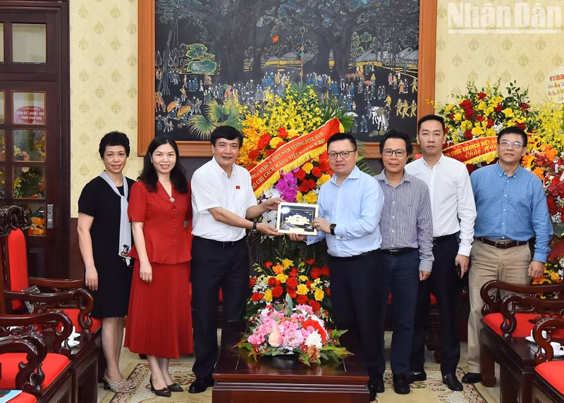 National Assembly Chairman Vuong Dinh Hue sent a flower basket to the staff of Nhan Dan Newspaper. National Assembly Secretary-General Bui Van Cuong visited Nhan Dan Newspaper at its headquarter in Hanoi. He extended his best wishes to the staff of Nhan Dan Newspaper and emphasised that with a wide range of journalism forms, Nhan Dan has provided prompt coverage of current affairs.