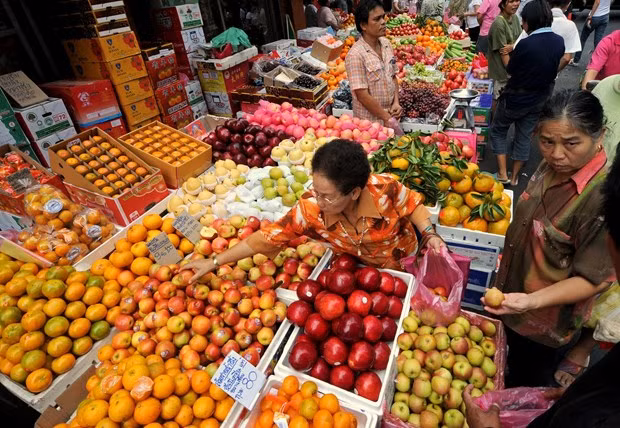 People buy fruis in Bangkok. (Photo: AFP/VNA)