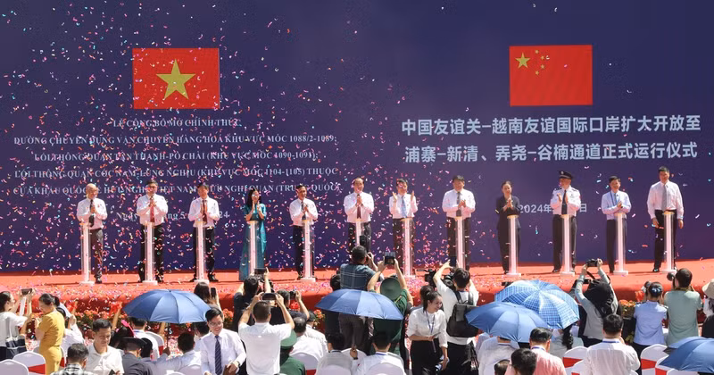 Ceremony to open three routes for freight transport and customs clearance at the international border gate pair of Huu Nghi (Vietnam) – Youyi Guan (China). (Photo: VNA)