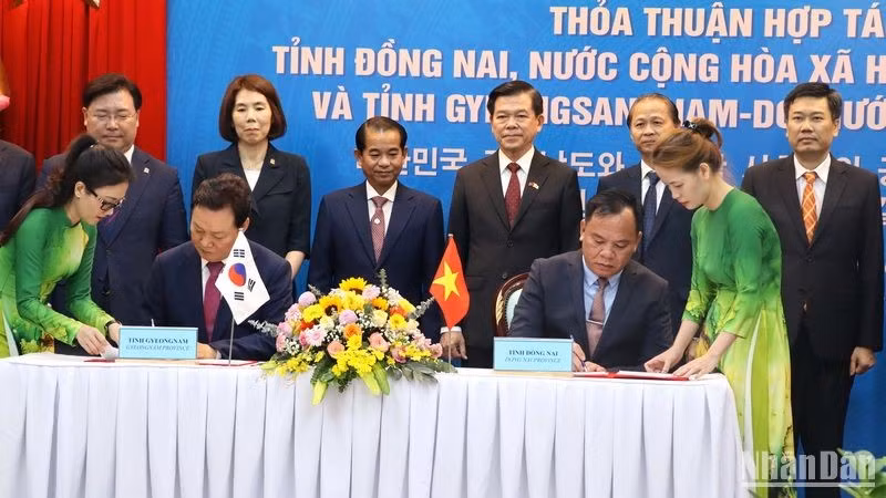 At the signing ceremony (Photo: NDO)