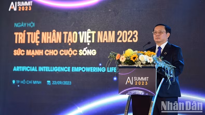 Minister of Science and Technology Huynh Thanh Dat speaks at the event.