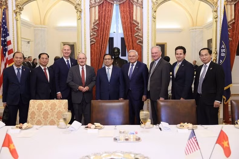 Prime Minister Pham Minh Chinh and US senators. (Photo: Duong Giang)