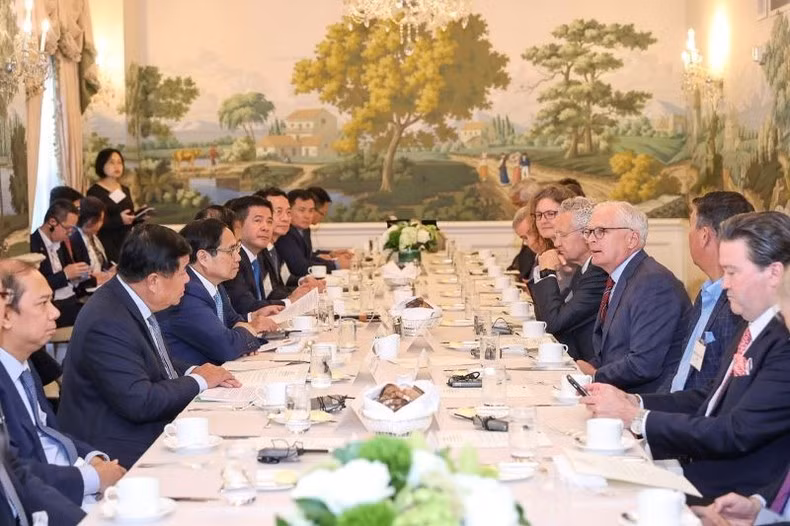 The meeting between PM Pham Minh Chinh and CEOs of US semiconductor firms in Washington DC on September 19 (Photo: Duong Giang) 