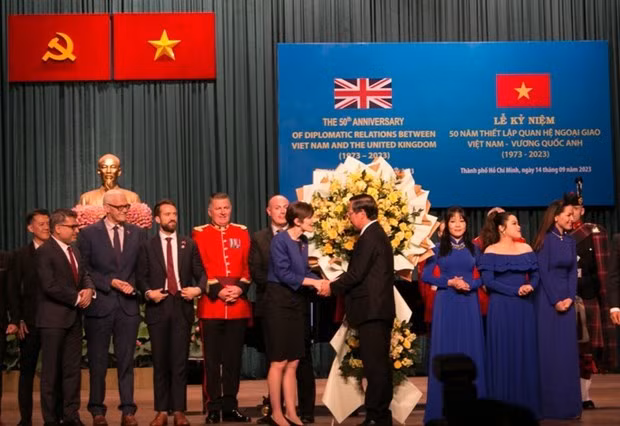 At the ceremony marking the 50th anniversary of the diplomatic ties between Vietnam and the UK (1973-2023). (Photo: VNA)