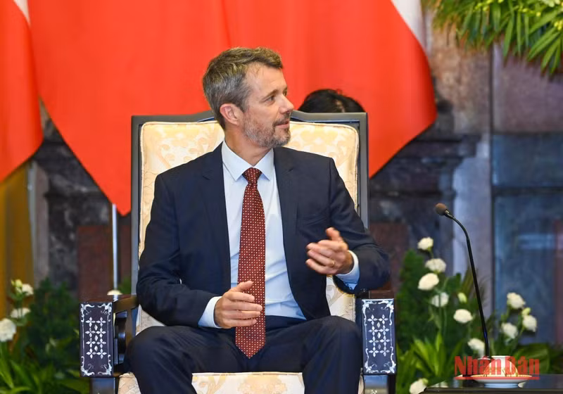 Danish Crown Prince Frederik speaks at the reception.