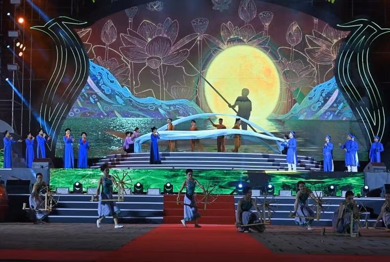 A performance of vi giam folk songs.