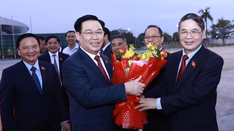 NA Chairman Vuong Dinh Hue leaves Noi Bai Airport. (Photo: VNA)