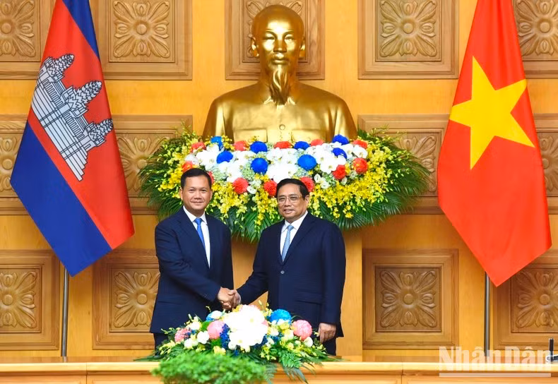 Prime Minister Pham Minh Chinh and his Cambodian counterpart Hun Manet.