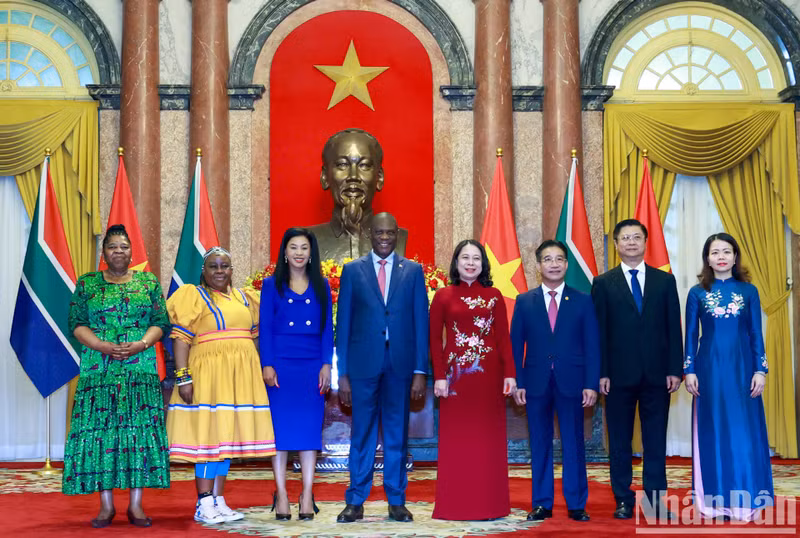 Vice President Vo Thi Anh Xuan and South African Vice President Paul Mashatile pose for a photo with the two countries’ delegates.