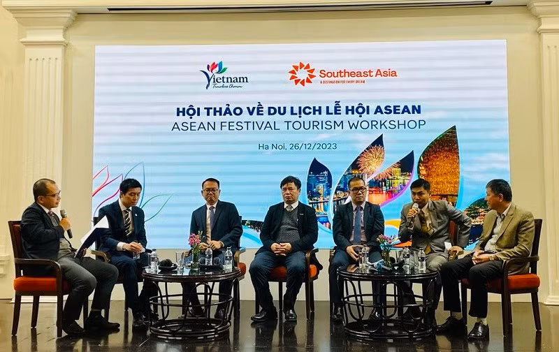 Delegates discuss at the workshop on ASEAN festival tourism.