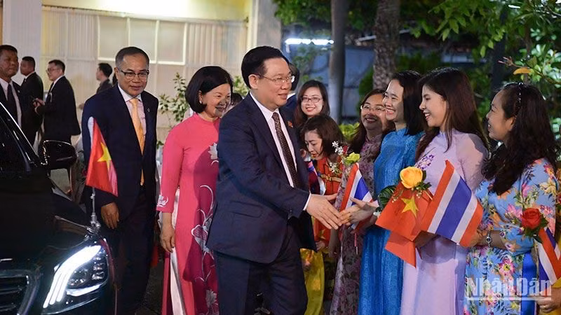 National Assembly Chairman Vuong Dinh Hue visits the Vietnamese Embassy in Thailand. (Photo: NDO)