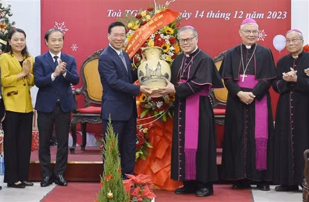 President Vo Van Thuong (third, left) presents a gift to Archbishop Nguyen Chi Linh. (Photo: VNA)
