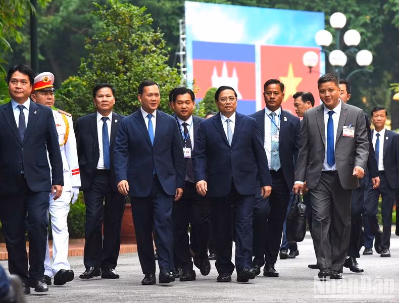 Prime Minister Pham Minh Chinh and his Cambodian counterpart Hun Manet.